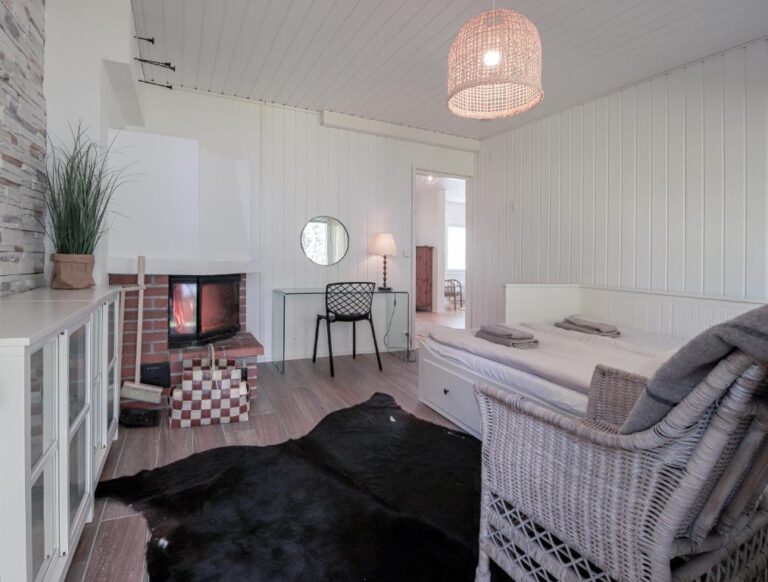 Lakeside Holiday Home