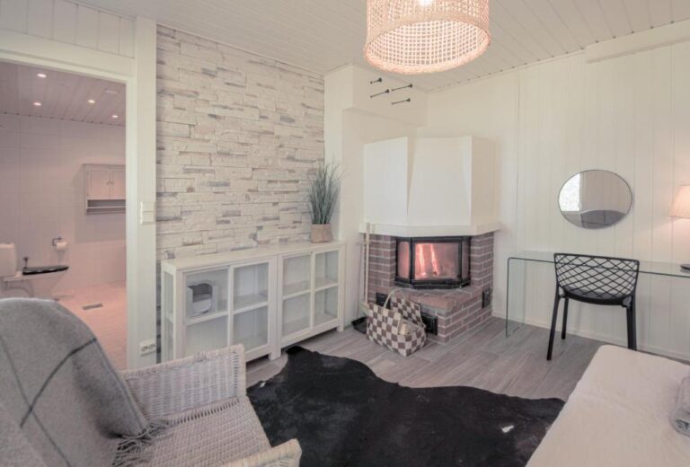 Lakeside Holiday Home
